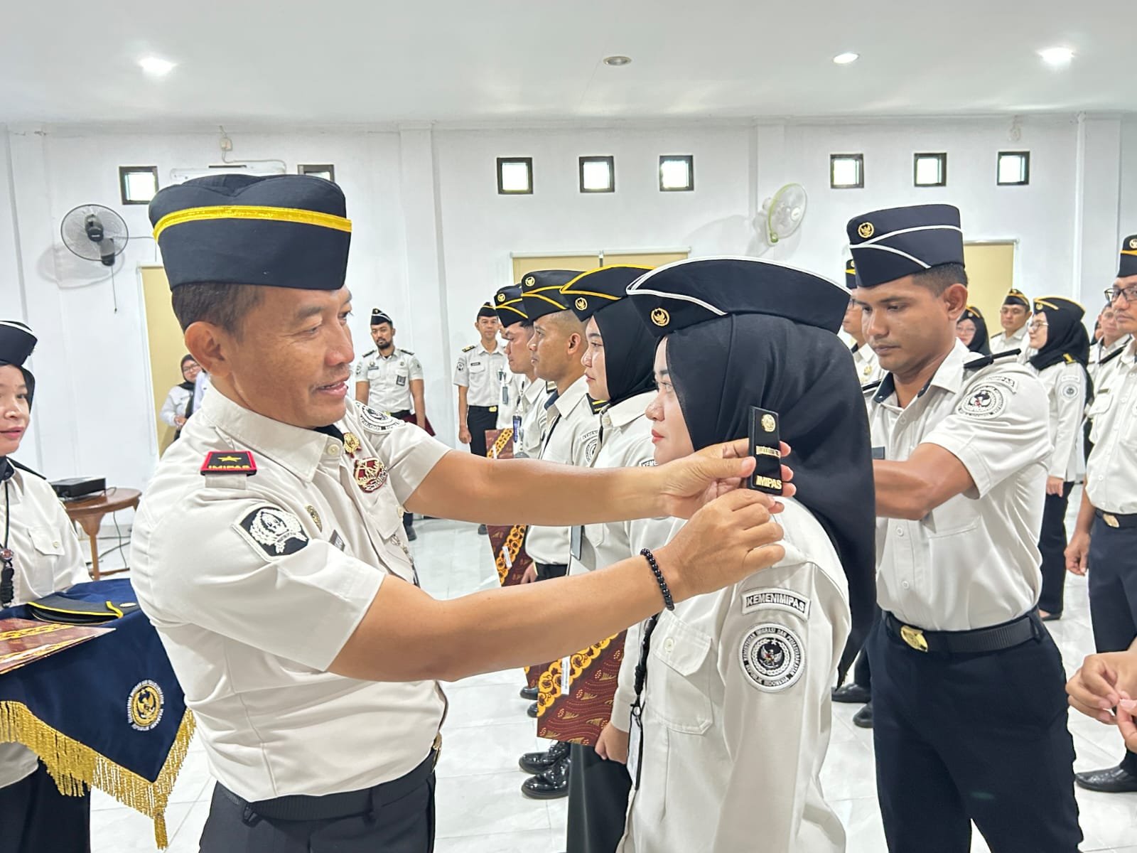 Plt. Kakanwil Gunawan Sematkan Kenaikan Pangkat Alih Golongan Kepada  7 Pegawai